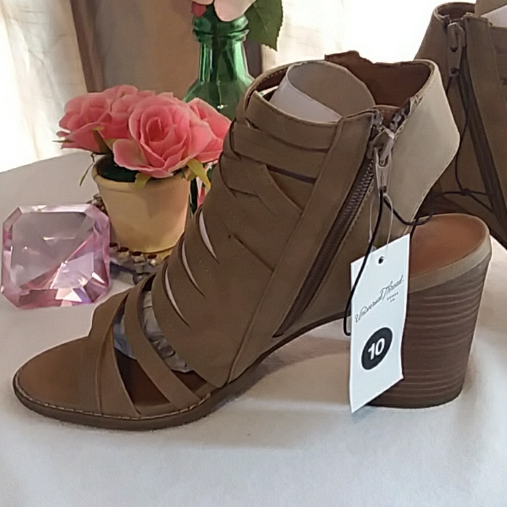 Universal Thread Heels - Picture 3 of 8